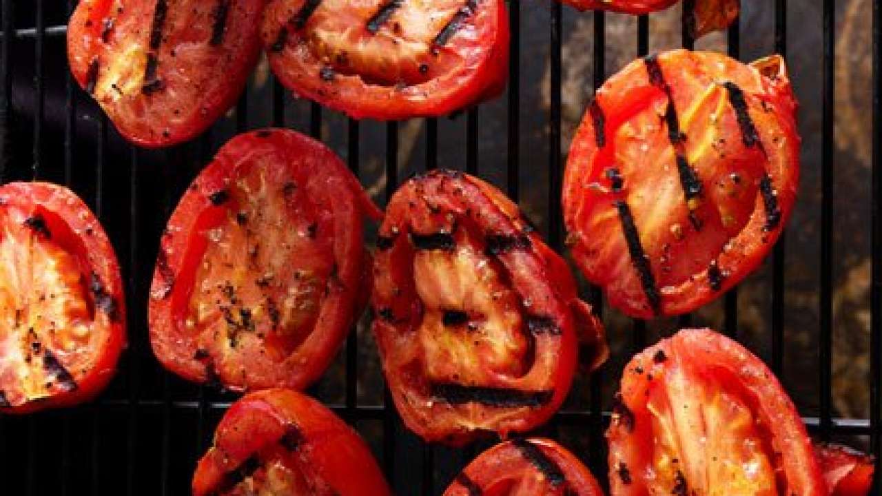 Harvat Tietävät: Miksi Grillin Tulee Hieroa Puolikkaalla Tomaatilla Ennen Paistamista?