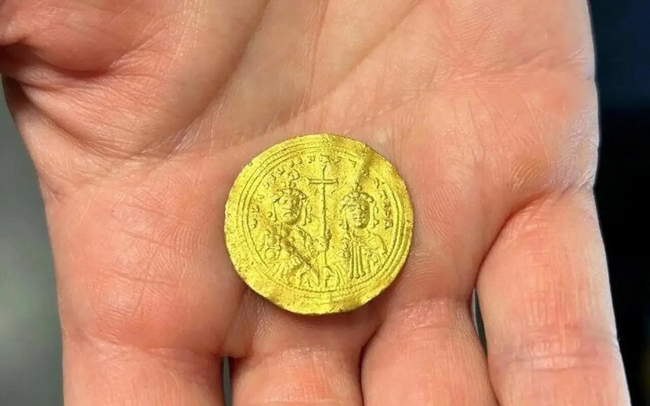 Käytä Metallinilmaisinta Retkelläsi Ja Löydä 1400 Vuotta Vanha Aarre, Joka Voi Muuttaa Historian Kulun.