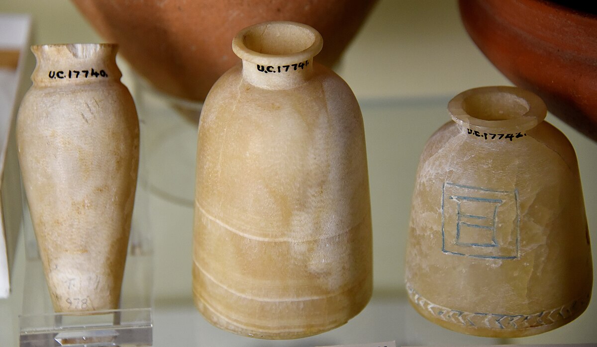 Egyptiläisen Alabasteriastian, Joka On Omistettu Kuningas Kserksesille, Analyysi Osoittaa, Että Vastaavat Astiat Tutankhamonin Haudassa Sisälsivät Myös Oopiumia.