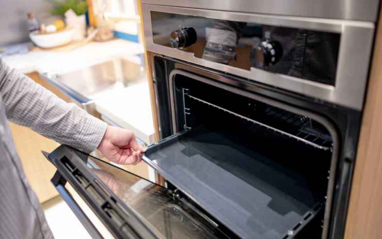 Helpoin Tapa Saada Uunipellit Näyttämään Uusilta: Alumiinifoliopallo Ja Ruokasooda.