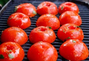 Harvat Tietävät: Miksi Grillin Tulee Hieroa Puolikkaalla Tomaatilla Ennen Paistamista?