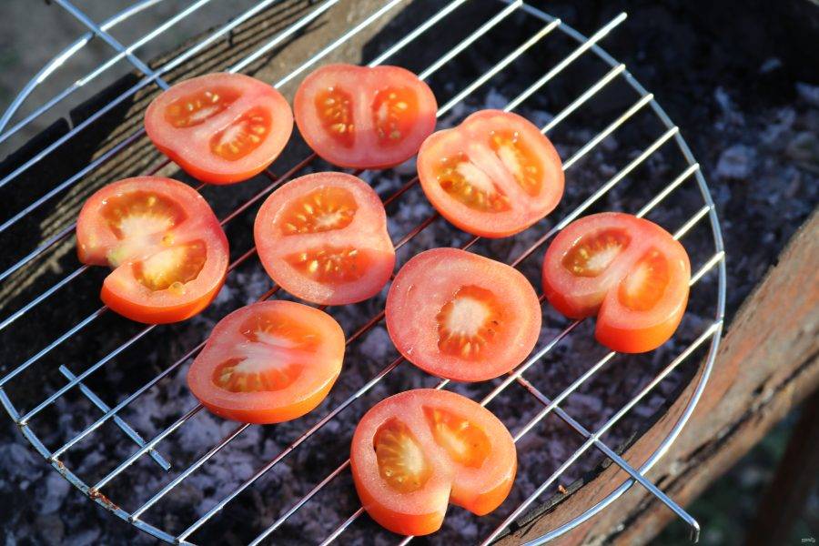 Harvat Tietävät: Miksi Grillin Tulee Hieroa Puolikkaalla Tomaatilla Ennen Paistamista?
