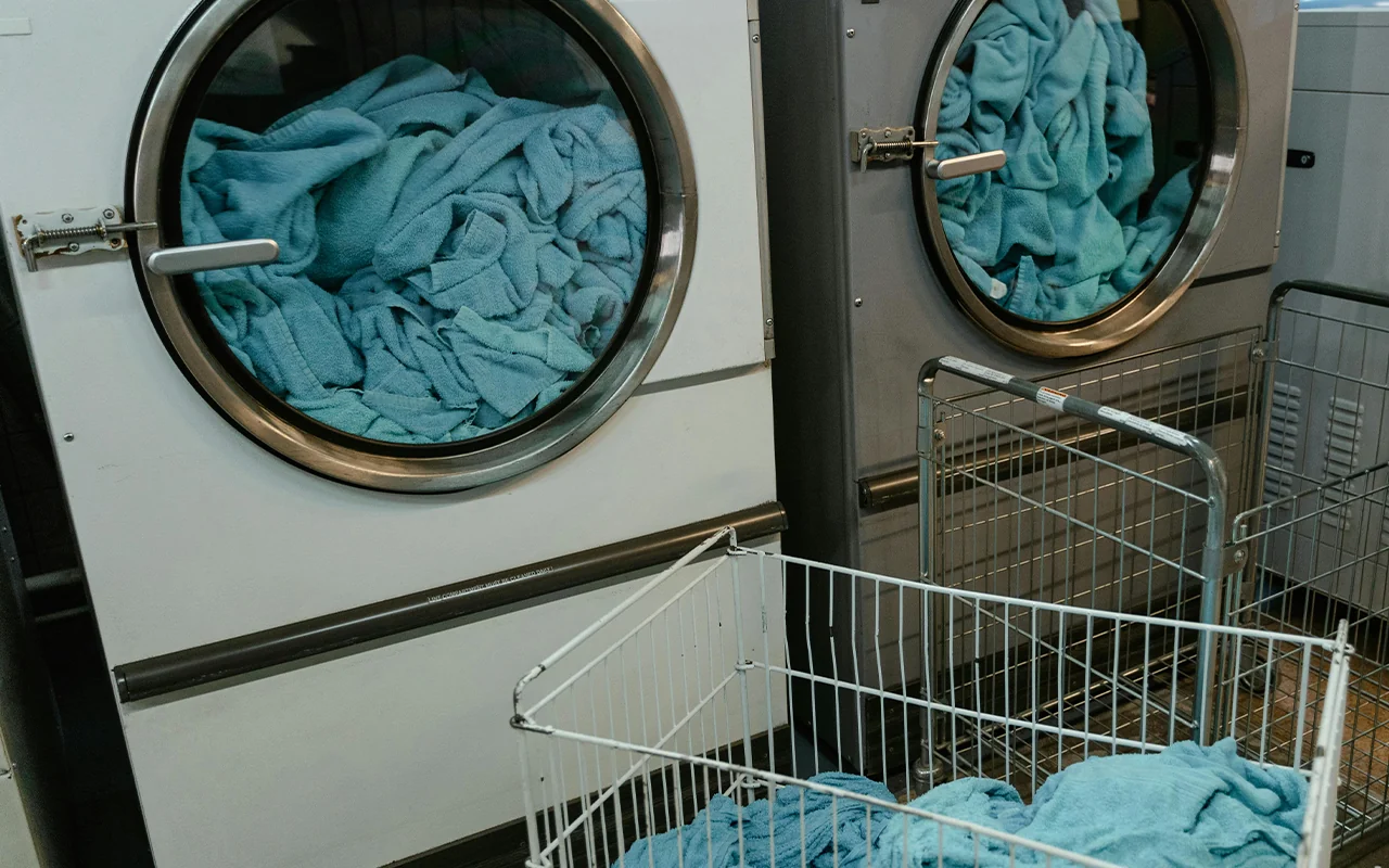 Kaksi Naapuria Avasi Ilman Lupaa Oven Yhteiselle Terassille Ja Asetti Sinne Pesukoneen Ja Kukkaruukkuja: Tuomioistuin Päätti Sulkea Sen Yhteisille Alueille Tunkeutumisen Vuoksi.