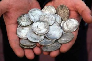 Arkeologia: Ruotsissa Mies Löysi Etsiessään Matoja Sattumalta Yhden Keskiajan Suurimmista Hopea-Aarteista.