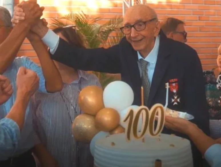 100-Vuotiaana Hänellä On Hallussaan Maailmanennätys Pisimmästä Urasta Samassa Yrityksessä.
