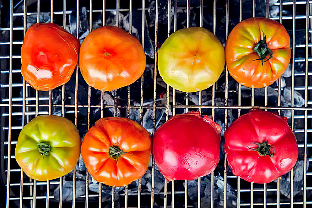 Harvat Tietävät: Miksi Grillin Tulee Hieroa Puolikkaalla Tomaatilla Ennen Paistamista?